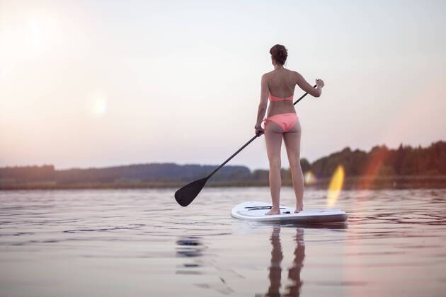 Germany, Bavaria, Chiemsee, woman on SUP Board model released Symbolfoto  MMAF00067