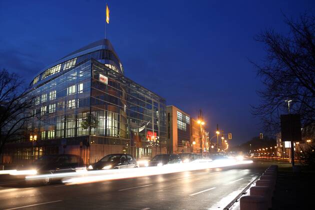 27.01.2010, Berlin, Deutschland - das Konrad Adenaür Haus bei Nacht in der Klingelhöferstrasse. (Abend, abends, Abendstimmung, Architektur, aussen, Aussenaufnahme, Autos, Baukunst, Baustil, Bauweise, Bauwerk, beleuchtet, Beleuchtung, Berlin, Berlin-Mitte, Bewegungsunschärfe, Blaü Stunde, Bundesgeschäftsstelle, Bundespartei, Bundeszentrale, CDU, CDU Parteizentrale, CDU Zentrale, deutsch, Deutschland, Europa, europäisch, Fassade, Gebäude, Gegenwart, Geschäftsstelle, Glasfassade, Klingelhöferstrasse, Konrad Adenaür Haus, Konrad-Adenaür-Haus, Langzeitbelichtung, Licht, Lichtspur, Lichtspuren, Lichtstimmung, Logo, Moderne, Nacht, Nachtansicht, Nachtaufnahme, nachts, niemand, Partei, Parteigebäude, Parteizentrale, Politik, Stadtansicht, Stadtbild, Stadtverkehr, Strasse, Strassenverkehr, Tiergarten, verwischt, Westeuropa, Winter). .