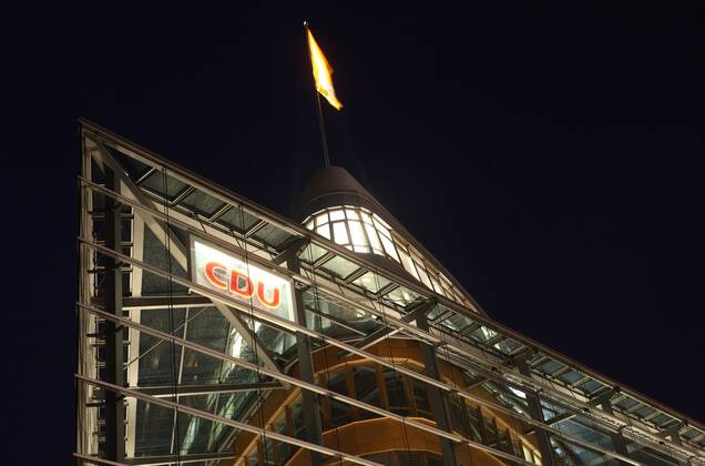 27.01.2010, Berlin, Deutschland - das Konrad Adenaür Haus bei Nacht. (Abend, abends, Abendstimmung, Architektur, aussen, Aussenaufnahme, Baukunst, Baustil, Bauweise, Bauwerk, beleuchtet, Beleuchtung, Berlin, Berlin-Mitte, Bundesgeschäftsstelle, Bundespartei, Bundeszentrale, CDU, CDU Parteizentrale, CDU Zentrale, deutsch, Deutschland, Europa, europäisch, Fassade, Gebäude, Gebäudedetail, Gegenwart, Geschäftsstelle, Glasfassade, Klingelhöferstrasse, Konrad Adenaür Haus, Konrad-Adenaür-Haus, Lichtstimmung, Logo, Moderne, Nacht, Nachtaufnahme, nachts, niemand, Partei, Parteigebäude, Parteizentrale, Politik, Schrift, Schriftzug, Tiergarten, Westeuropa, Winter). .