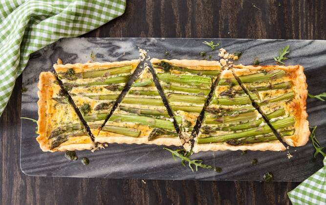 Hausgemachte Quiche mit frischem grünem Spargel  1079704206