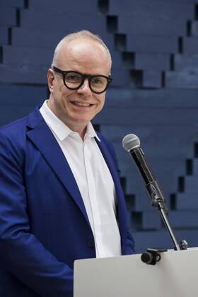 Francis Kere, Serpentine Pavilion 2017, London, UK London, UK. 20 June 2017. Pictured: Hans-Ulrich Obrist, Artistic Director, Serpentine Galleries. Diebedo Francis Kere, the award-winning architect from Gando, Burkina Faso, has designed the Serpentine Pavilion 2017, next to the Serpentine Gallery in Kensington Gardens. Kere leads the Berlin-based practice Kere Architecture. He is the 17th architect to accept the Serpentine Gallery s invitation to design a temporary Pavilion in its grounds. The Pavilion is open to the public from 23 June to 8 October 2017.