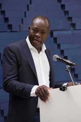 Francis Kere, Serpentine Pavilion 2017, London, UK London, UK. 20 June 2017. Diebedo Francis Kere (pictured), the award-winning architect from Gando, Burkina Faso, has designed the Serpentine Pavilion 2017, next to the Serpentine Gallery in Kensington Gardens. Kere leads the Berlin-based practice Kere Architecture. He is the 17th architect to accept the Serpentine Gallery s invitation to design a temporary Pavilion in its grounds. The Pavilion is open to the public from 23 June to 8 October 2017.