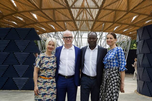 Francis Kere, Serpentine Pavilion 2017, London, UK London, UK. 20 June 2017. L-R: Justine Simons, Deputy Mayor, Deputy Mayor, Culture and the Creative Industries, Hans-Ulrich Obrist, Artistic Director, Serpentine Galleries, Francis Kere, Architect, and Yana Peel, CEO, Serpentine Galleries. Diebedo Francis Kere, the award-winning architect from Gando, Burkina Faso, has designed the Serpentine Pavilion 2017, next to the Serpentine Gallery in Kensington Gardens. Kere leads the Berlin-based practice Kere Architecture. He is the 17th architect to accept the Serpentine Gallery s invitation to design a temporary Pavilion in its grounds. The Pavilion is open to the public from 23 June to 8 October 2017.