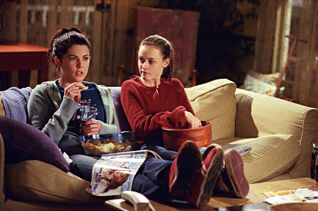 Studio Publicity Still from Gilmore Girls Episode name: It Should ve Been Lorelai Lauren Graham, Alexis Bledel 2002 Photo credit: Ron Batzdorff Los Angeles CA  Copyright: xAPCx 307541332