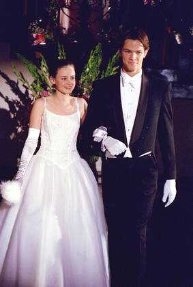 Studio Publicity Still from Gilmore Girls Episode Name: Presenting Lorelai Gilmore Alexis Bledel, Jared Padelecki 2001 photo credit: Mike Ansell Los Angeles CA  Copyright: xAPCx 308471587