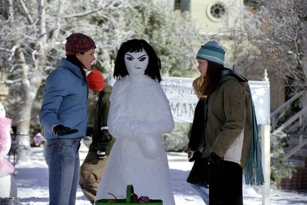 Studio Publicity Still from Gilmore Girls Episode Name: The Bracebridge Dinner Lauren Graham, Alexis Bledel 2001 photo credit: Ron Batzdorff Los Angeles CA  Copyright: xAPCx 308471588