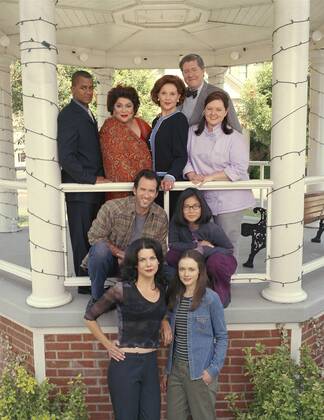 Studio Publicity Still from Gilmore Girls Lauren Graham, Alexis Bledel, Scott Patterson, Keiko Agena, Yanic Truesdale, Liz Torres, Kelly Bishop, Edward Herrmann, Melissa McCarthy circa 2001 photo credit: Jeffrey Thurnher Los Angeles CA  Copyright: xAPCx 308471590