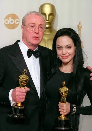 OSCARS. Bester Nebendarsteller. Preisträger 1991-2000 Michael Caine and Angelina Jolie at the 72nd Annual Academy Awards, 2000 Hollywood CA USA  Copyright: xThexLegacyxCollectionx 31955_683HA