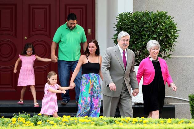 (170628) -- BEIJING, June 28, 2017 -- U.S. Ambassador to China Terry Branstad (2nd R) walks with his family members to meet with the media at his residence in Beijing, capital of China, June 28, 2017. )(wsw) CHINA-BEIJING-AMBASSADOR TO CHINA-MEDIA (CN) ZhangxYuwei 