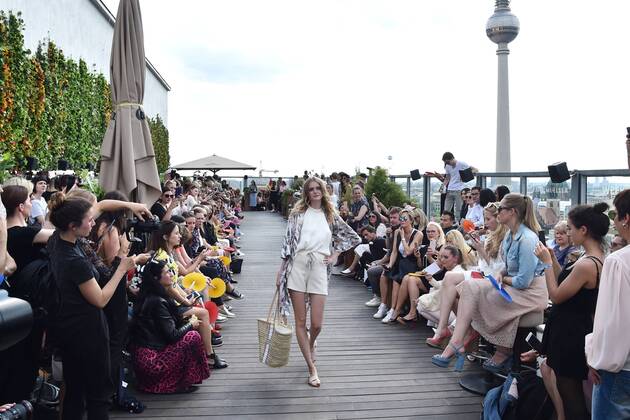 IMAGO Kreativ: Urbane Kultur - Sommer auf den Dächern Ein Model auf dem Laufsteg bei der Lana Mueller Modenschau am 6.07.2017 im Rahmen der Mercedes-Benz Fashion Week in Berlin MBFW Fashionweek 2017 Juli in Berlin- Lana Mueller Modenschau