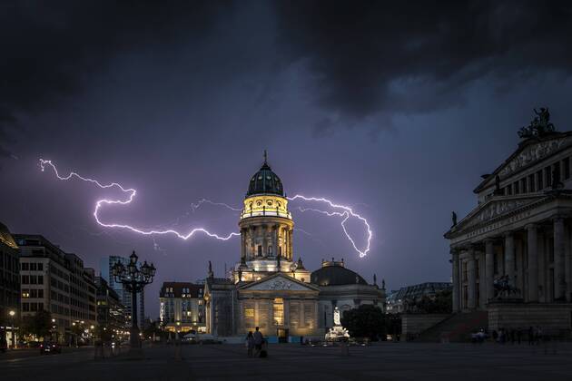 Blitze zeichnen sich waehrend eines Unwetters ueber dem Berliner Konzerthaus und dem Deutschen Dom auf dem Gendarmenmarkt ab. Berlin, 27.07.2017. Berlin Deutschland Copyright: xFlorianxGaertner photothek.netx