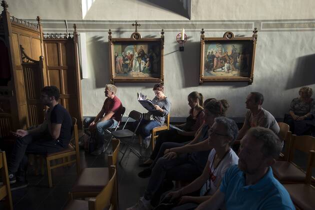 Illustration picture shows festivalgoers at the Kerk (church) stage during the 43rd edition of the Dranouter festival, Friday 04 August 2017 in Dranouter. This year s edition of the festival takes place from 3 August to 6 August.  KRISTOFxVANxACCOM 05143703