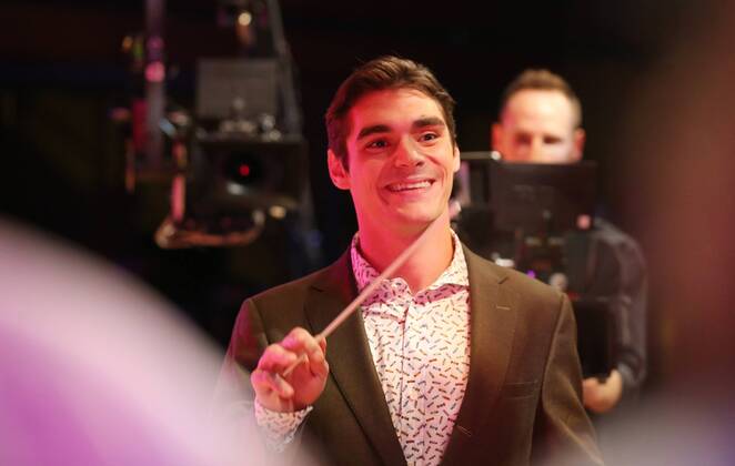 Actor RJ Mitte of Breaking Bad fame, conducts a childrens choir during the taping of Shriners Hospitals network holiday commercials in St. Louis on August 9, 2017.  SLP2017080905 BILLxGREENBLATT