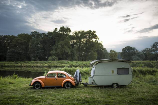 Ein VW Kaefer steht mit einem Wohnwagen am Elbufer bei Havelberg, 15.08.2017. Havelberg Deutschland Copyright: xFlorianxGaertner photothek.netx