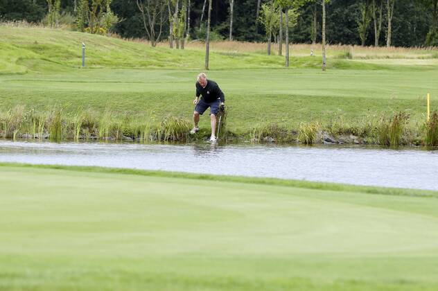 Johannes B. Kerner auf der Suche nach seinem Golfball beim 10. GRK Golf Charity Masters 2017 in der Golfanlage Golfclub Leipzig im Golfresort Machern. Leipzig, 19.08.2017 Foto:xS.xGabschx xFuturexImage
