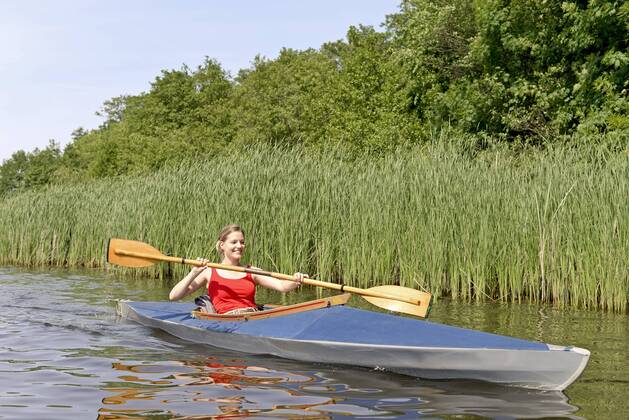 Woman kayaking model released Symbolfoto  BFRF01804