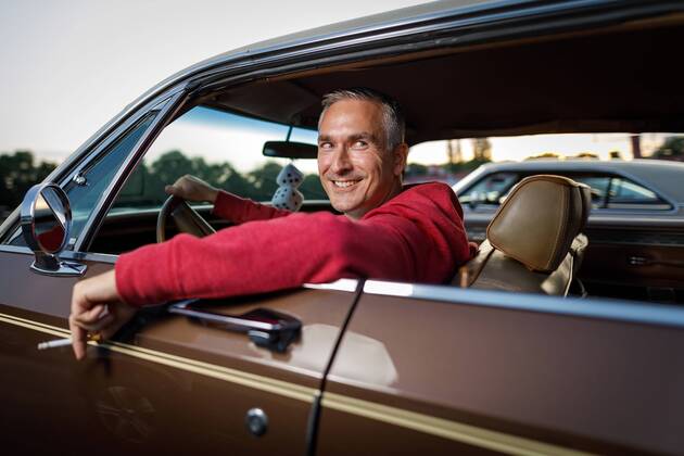 Ein Raucher am Steuer einer amerikanischen Limousine im Autokino Porz. Köln, 29.08.2017 Foto:xC.xHardtx xFuturexImage