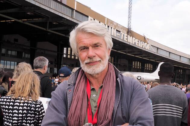 the New Director the Berlin volksbuehne Chris Dercon opened at 10 09 2017 with the Tanzspektakel Fous de Danse whole Berlin dances his First Season to do so invites the Berlin volksbuehne on the former Airport Tempelhof in Berlin a Berlin Germany