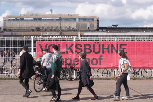 to Fous de Danse whole Berlin dances invites the Berlin volksbuehne at 10 09 2017 on the former Airport Tempelhof in Berlin the New Director Chris Dercon opened with the Tanzspektakel About zwoelf Hours his First Season Berlin Germany