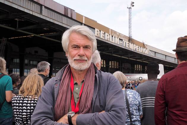 the New Director the Berlin volksbuehne Chris Dercon opened at 10 09 2017 with the Tanzspektakel Fous de Danse whole Berlin dances his First Season to do so invites the Berlin volksbuehne on the former Airport Tempelhof in Berlin a Berlin Germany
