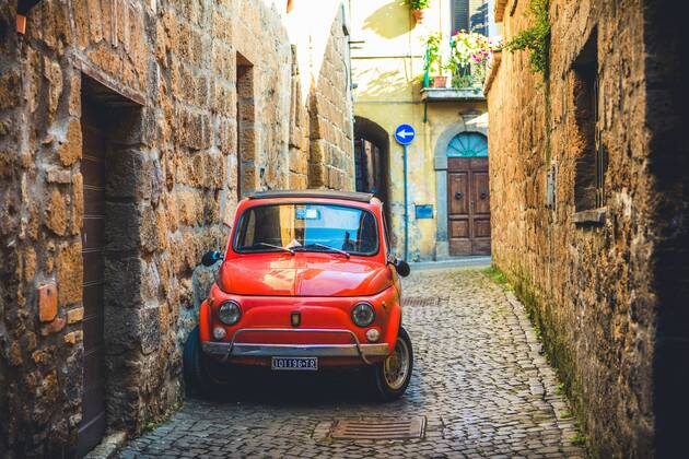 Age Red Fiat 500 park in a narrow Sac Oldtimer Orvieto Umbria Italy Europe Copyright: imageBROKER/ValentinxWolf iblvfw04565546.jpg