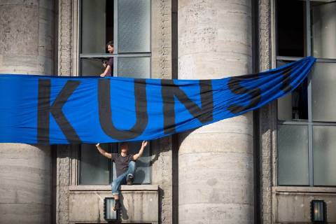 Besetzung Volksbühne Künstler und Aktivisten des Kollektiv Staub zu Glitzer besetzen die Volksbühne am Rosa-Luxemburg-Platz in Berlin. Die etwa hundert Besetzer wollen mit der Aktion gegen die Kulturpolitik sowie die Stadpolitik protestieren. Banner an der Volksbühne: Doch Kunst. Berlin Berlin Deutschland