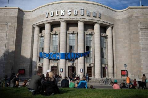 Besetzung Volksbühne Künstler und Aktivisten des Kollektiv Staub zu Glitzer besetzen die Volksbühne am Rosa-Luxemburg-Platz in Berlin. Die etwa hundert Besetzer wollen mit der Aktion gegen die Kulturpolitik sowie die Stadpolitik protestieren. Banner an der Volksbühne: Doch Kunst. Berlin Berlin Deutschland