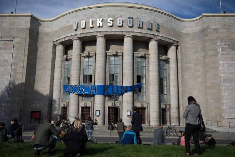 Besetzung Volksbühne Künstler und Aktivisten des Kollektiv Staub zu Glitzer besetzen die Volksbühne am Rosa-Luxemburg-Platz in Berlin. Die etwa hundert Besetzer wollen mit der Aktion gegen die Kulturpolitik sowie die Stadpolitik protestieren. Banner an der Volksbühne: Doch Kunst. Berlin Berlin Deutschland