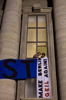 Deutschland, Berlin, Demonstranten haben die Berliner Volksbühne besetzt. Sie wollen damit gegen den neuen Theaterchef Chris Dercon protestieren, 22.09.2017