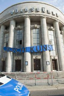 after the from Director Chris Dercon leave the Invaders the Berlin Volksbühne under Supervision the Police the Theatre the Occupation was a Protest action against Gentrification and the Culture and Urban policy Berlin Invaders leave the Berlin Volksbühne