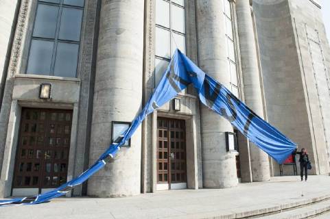 after the from Director Chris Dercon leave the Invaders the Berlin Volksbühne under Supervision the Police the Theatre the Occupation was a Protest action against Gentrification and the Culture and Urban policy Berlin Invaders leave the Berlin Volksbühne