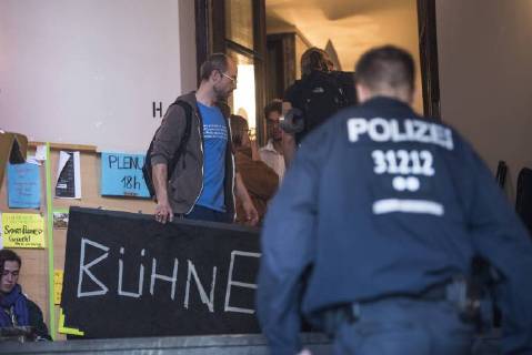 after the from Director Chris Dercon leave the Invaders the Berlin Volksbühne under Supervision the Police the Theatre the Occupation was a Protest action against Gentrification and the Culture and Urban policy Berlin Invaders leave the Berlin Volksbühne