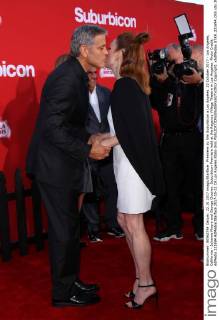 Premiere du film Suburbicon a Los Angeles. 22 October 2017 - Los Angeles, California - Julianne Moore and George Clooney. Suburbicon Premiere held at the Regency Village Theatre in Los Angeles. Photo Credit: AdMedia 221694 AdMedia Starface 2017-10-22 CA Los Angeles Etats-Unis  Copyright: xAdMediax STAR_221694_055