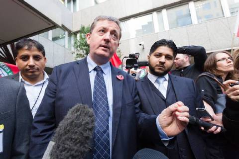 Bilder des Tages November 10, 2017 - London, London, UK - LONDON, UK. JAMES FARRAR and YASEEN ASLAM, former Uber drivers, arrive at the Employment Appeals Tribunal in London today. The two former drivers, James Farrar and Yaseen Aslam, won a landmark case against the cab hiring app last year after arguing they were employees and entitled to the minimum wage, sick pay and paid holiday. Uber challenged the ruling, saying it could deprive drivers of the personal flexibility they valueâ London UK - ZUMAl94_ 20171110_zaf_l94_017 Copyright: xVickiexFloresx