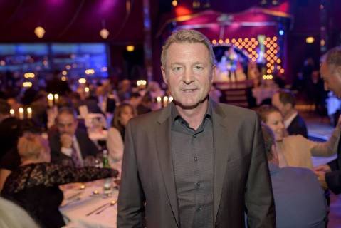 Palazzo Premiere in Stuttgart the Dinner Show Palazzo is with the New Program Curiosities in the 14 Season Karl Heinz Helmut Forester former Football players Copyright: 7visuals.comx xOskarxEyb