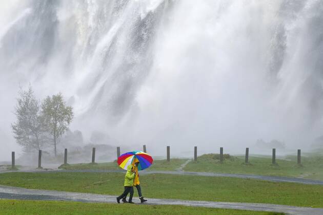 Walkers with colorful Umbrella before Waterfall Powerscourt Court Waterfall Enniskerry County Wicklow Ireland Europe Copyright: imageBROKER SiegfriedxKuttig ibxshg04594475.jpg