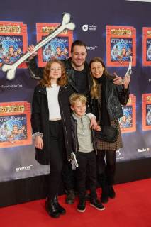 Sascha Vollmer with Girlfriend Jenny and Children John and Manisha World premiere Germany greatest Children show Game with the Time in Frederick city Palace Berlin at 19 11 2017 World premiere Game with the Time