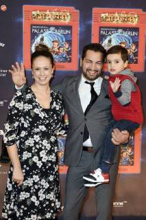 Bülent Sharif with Wife Emy and Son Khan at the Premiere the Children show Game with the Time in Frederick city Palace Berlin 19 11 2017 Foto:xF.xKernx xFuturexImage