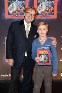 André Schmitz with Belgleitung at the Premiere the Children show Game with the Time in Frederick city Palace Berlin 19 11 2017 Foto:xF.xKernx xFuturexImage