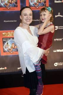 Tami Stronach with Daughter Maya at the Premiere the Children show Game with the Time in Frederick city Palace Berlin 19 11 2017 Foto:xF.xKernx xFuturexImage