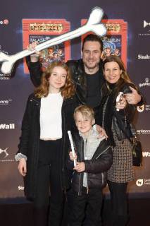 Sascha Vollmer The BossHoss with Girlfriend Jenny and Children Manisha and John at the Premiere the Children show Game with the Time in Frederick city Palace Berlin 19 11 2017 Foto:xF.xKernx xFuturexImage