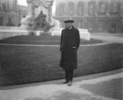 First meeting of Irish Free State Senate in Dublin . Mr W B Yeats , poet and dramatist , arriving . 12 December 1922, Dublin Leinster Ireland Copyright: Topfoto UnitedArchivesEU008240