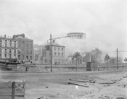 The Great Battle of Dublin The capture of the Four Courts in Dublin . The Four Courts ablaze from end to end after the explosion . 1 July 1922, Ireland Copyright: Topfoto  UnitedArchivesEU008462