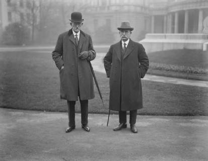 First meeting of Irish Free State Senate in Dublin . Left to right : Rt Hon H G Burgess and Mr James Moran arriving . 12 December 1922, Dublin Leinster Ireland Copyright: Topfoto UnitedArchivesEU008515