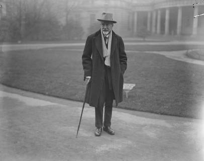 First meeting of Irish Free State Senate in Dublin . Mr E W Eyre arriving . 12 December 1922, Dublin Leinster Ireland Copyright: Topfoto UnitedArchivesEU008525