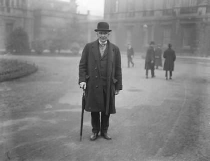 First meeting of Irish Free State Senate in Dublin . Mr Michael O Dea arriving . 12 December 1922, Dublin Leinster Ireland Copyright: Topfoto UnitedArchivesEU008528