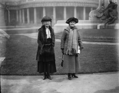 First meeting of Irish Free State Senate in Dublin . Mrs Stopford Green and Mrs Eileen Costello arriving . 12 December 1922, Dublin Leinster Ireland Copyright: Topfoto  UnitedArchivesEU008540
