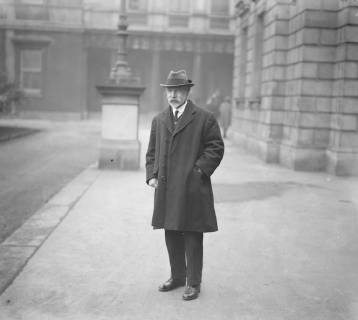 First meeting of Irish Free State Senate in Dublin . Mr Thomas Linehan arriving . 12 December 1922, Dublin Leinster Ireland Copyright: Topfoto UnitedArchivesEU008541
