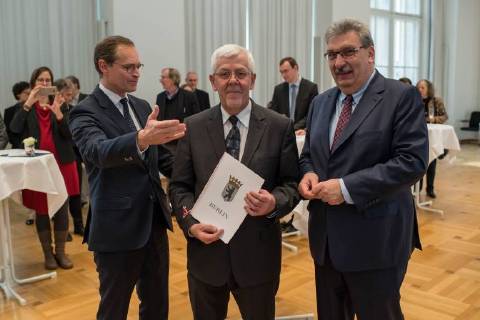 Politics Berlin Farewell Stasi representative Adoption of the Stasibeauftragten of the country Berlin On Friday the 24th of November 2017 Martin Gutzeit as long-term Stasibeauftragter of the country was passed by the parliamentary president Ralf Wieland and the governing mayor Michael Mueller After 25 years Gutzeit is replaced by Wolfram Tom Sello In the picture from le