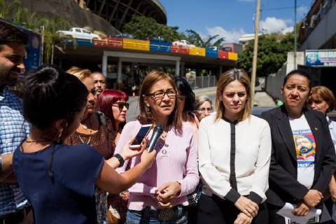 Nancy Morales (C), mother of former Venezuelan Mayor Daniel Ceballos, adresses the media outside the Bolivarian National Intelligence Service (Sebin) in Caracas, Venezuela, 27 November 2017. Relatives and sympathizers denounced that the former mayor of San Cristobal has been banned from visits in jail for 50 days. Ceballos sympathizers denounce imprisonment conditions !ACHTUNG: NUR REDAKTIONELLE NUTZUNG!  Copyright: xMiguelxGutiérrezx CAR005 20171127-636474062096505899
